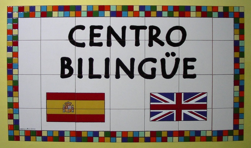 Mural cerámico azulejos pintado a mano colegio rotulacion centro bilingue