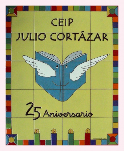 Mural cerámico azulejos pintado a mano colegio rotulacion aniversario relieve