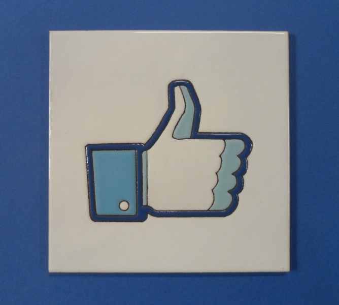 azulejo hecho a mano con logotipo facebook