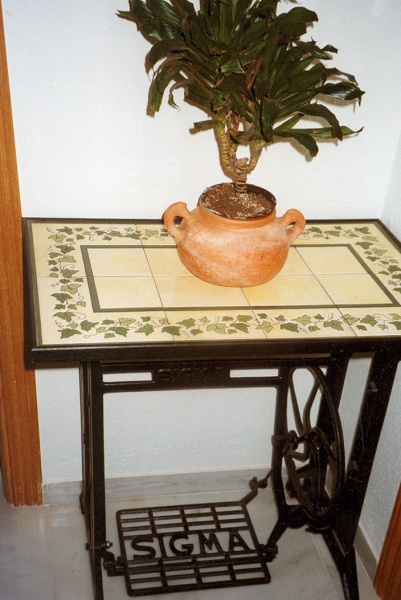 Mural azulejo cerámica mesa de coser